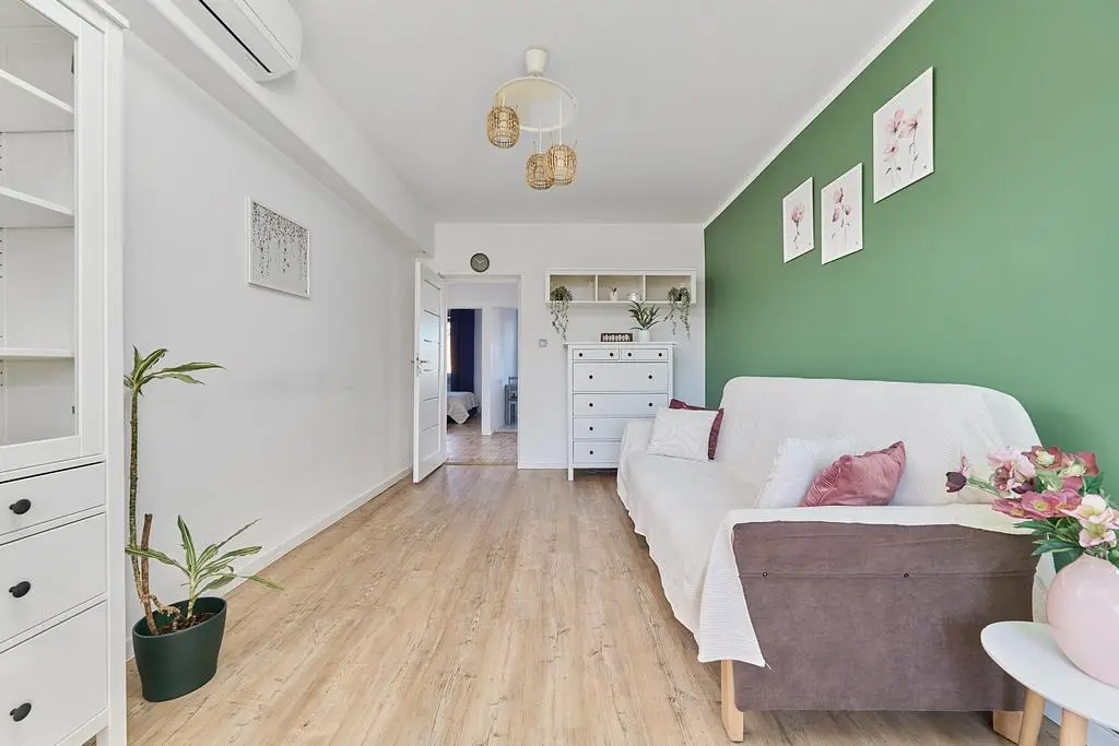 Cocina; electrodomésticos, suelo de madera, luz natural, estilo moderno, renovado