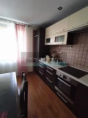 Oturma odası; ahşap zemin, doğal ışık, modern stil, yüksek tavan