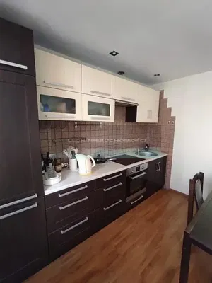 Oturma odası; ahşap zemin, doğal ışık, modern stil, yüksek tavan