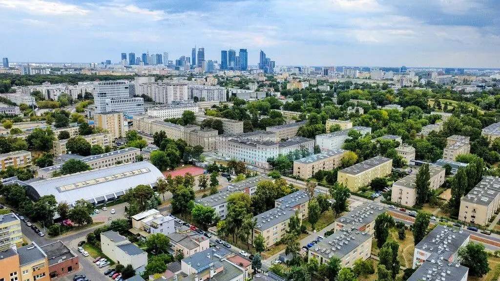 Oturma odası; ahşap zemin, doğal ışık, modern stil, yüksek tavan