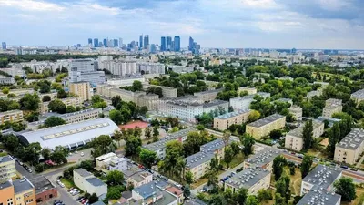 Oturma odası; ahşap zemin, doğal ışık, modern stil, yüksek tavan