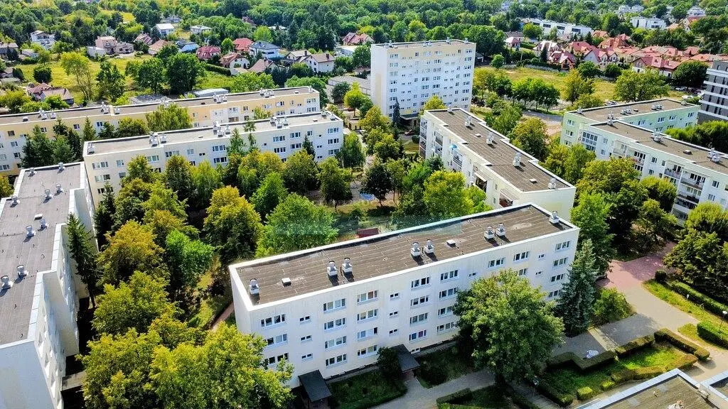 Salon; parquet, lumière naturelle, style moderne, hauteur sous plafond