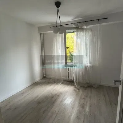 Wohnzimmer; holzboden, tageslicht, moderner stil, hohe decken