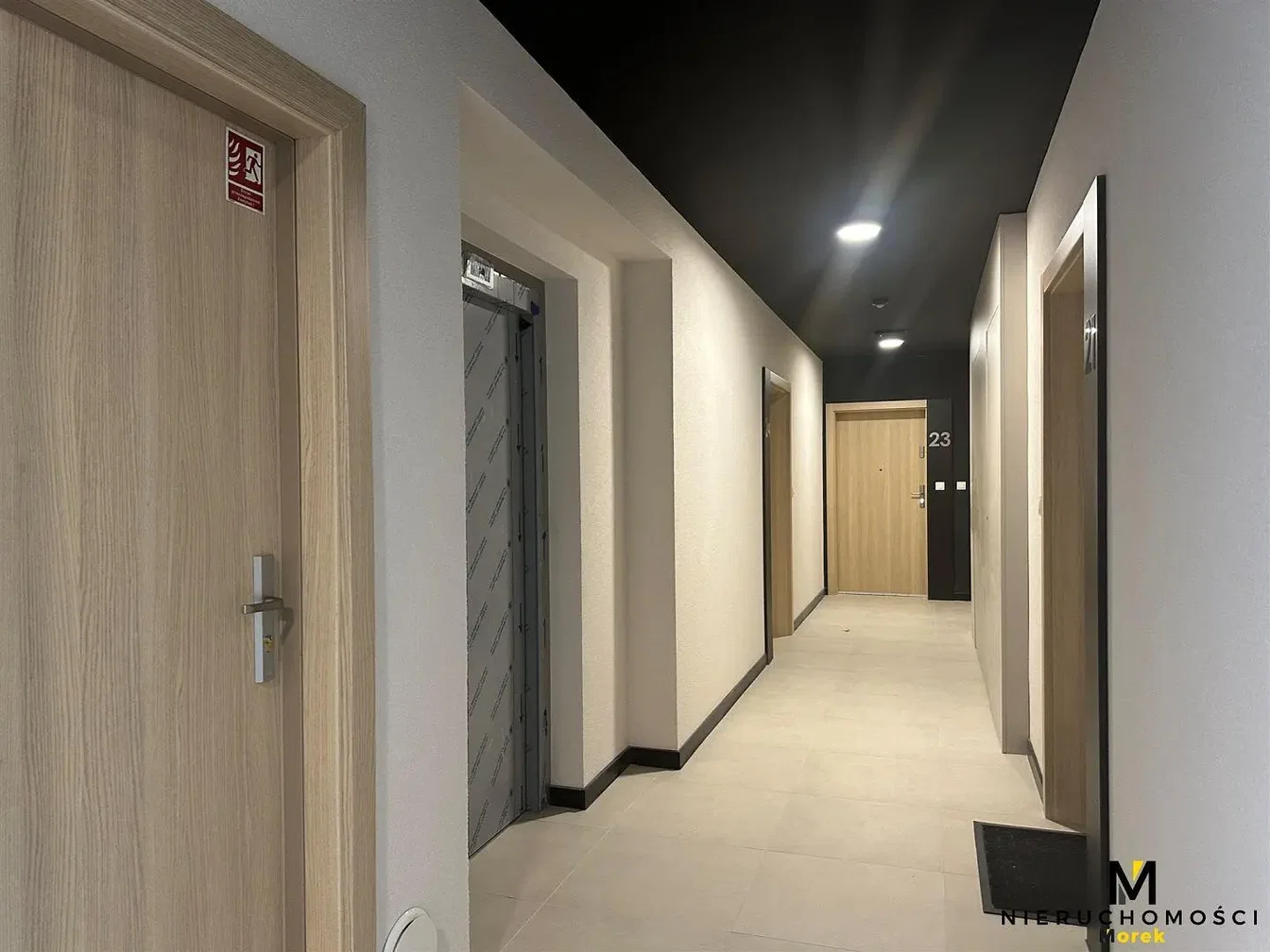 Oturma odası; ahşap zemin, doğal ışık, modern stil, yüksek tavan