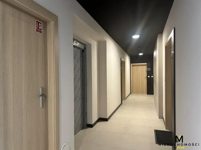 Wohnzimmer; holzboden, tageslicht, moderner stil, hohe decken
