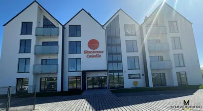 Salon; podłoga drewniana, światło dzienne, styl nowoczesny, wysokie sufity