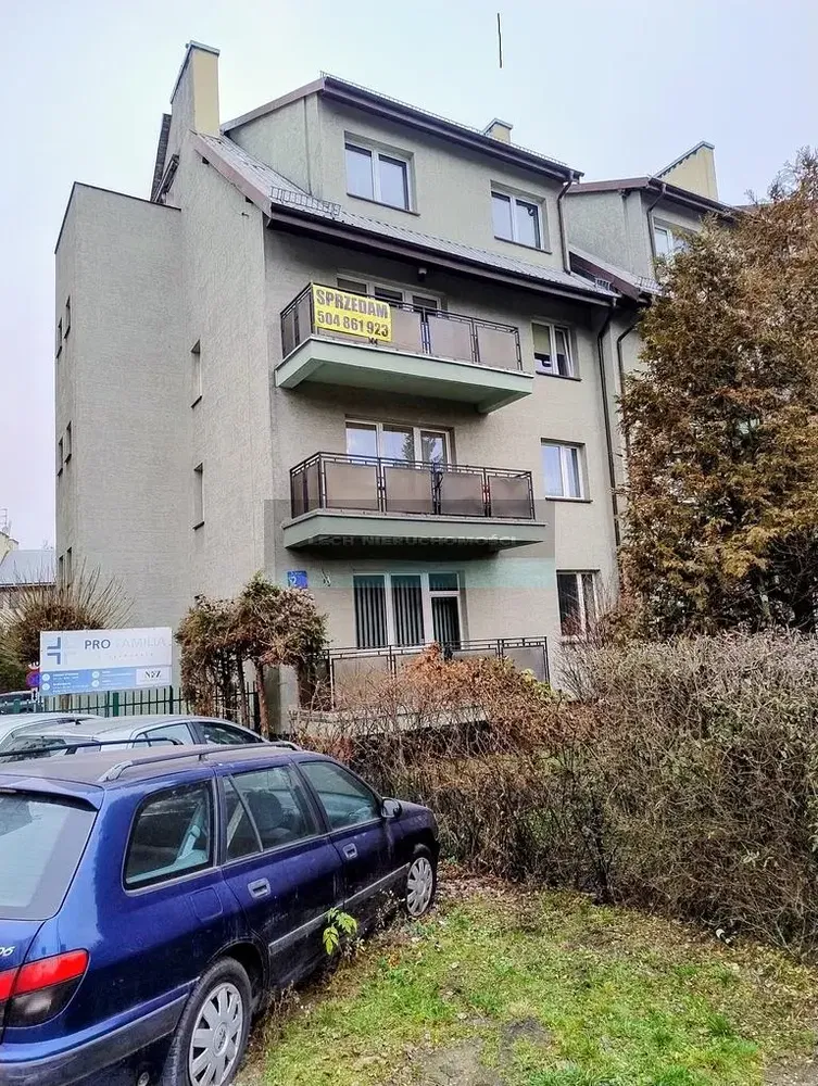 Wohnzimmer; holzboden, tageslicht, moderner stil, hohe decken