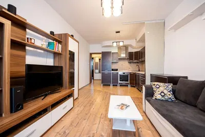 Wohnzimmer; holzboden, tageslicht, moderner stil, hohe decken