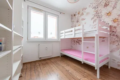 Wohnzimmer; holzboden, tageslicht, moderner stil, hohe decken