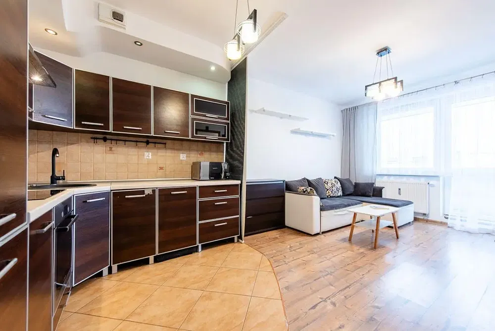 Wohnzimmer; holzboden, tageslicht, moderner stil, hohe decken