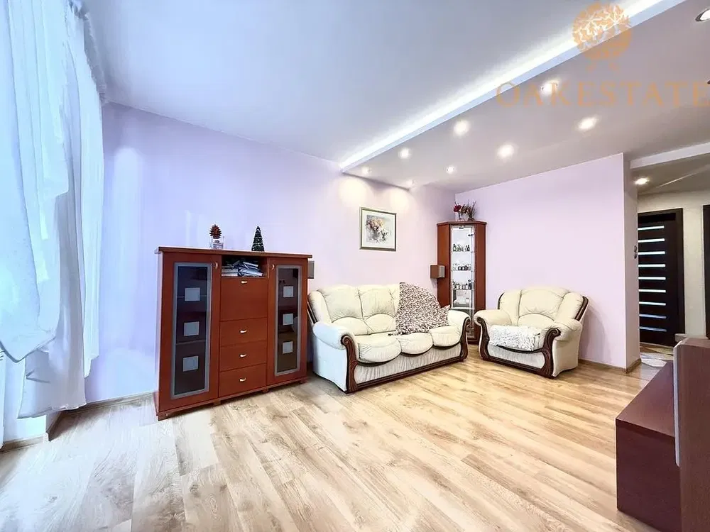 Cuisine; électroménager, parquet, lumière naturelle, style moderne, rénové