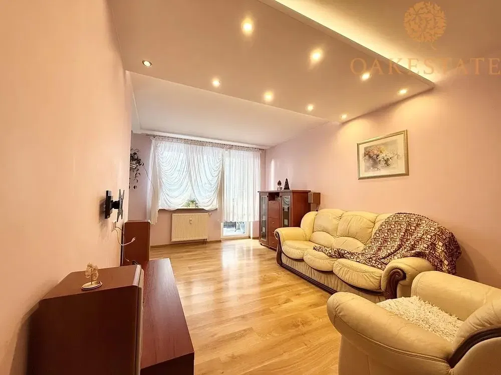 Salon; parquet, lumière naturelle, style moderne, hauteur sous plafond