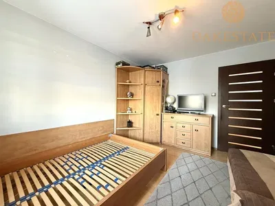 Salon; parquet, lumière naturelle, style moderne, hauteur sous plafond