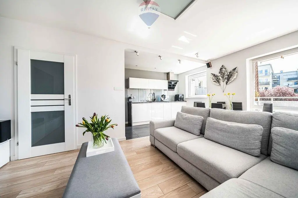 Woonkamer; houten vloer, natuurlijk licht, moderne stijl, hoge plafonds