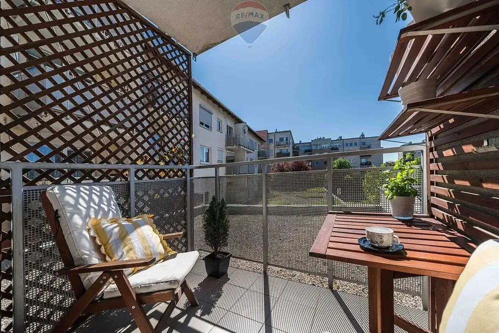 Woonkamer; houten vloer, natuurlijk licht, moderne stijl, hoge plafonds