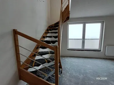 Wohnzimmer; holzboden, tageslicht, moderner stil, hohe decken