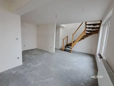 Wohnzimmer; holzboden, tageslicht, moderner stil, hohe decken