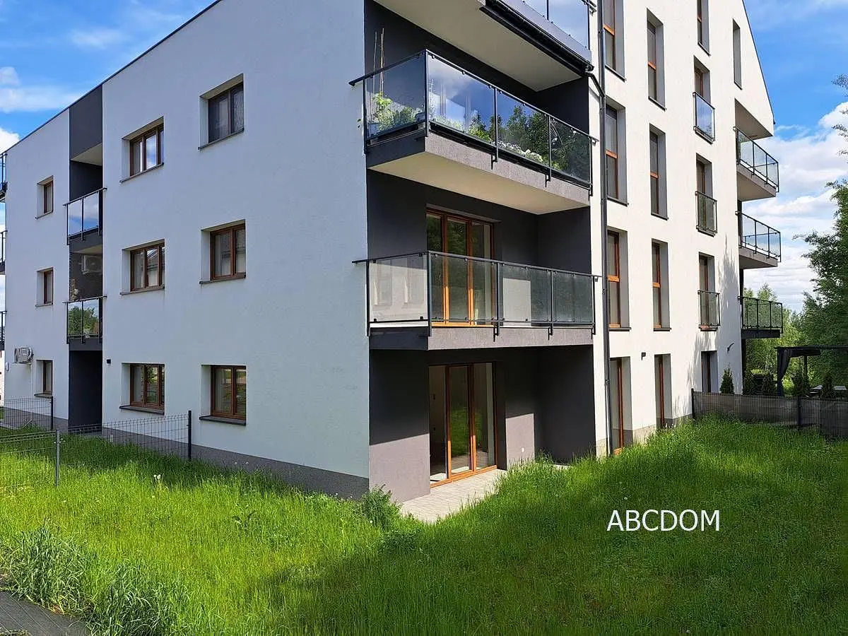 Wohnzimmer; holzboden, tageslicht, moderner stil, hohe decken