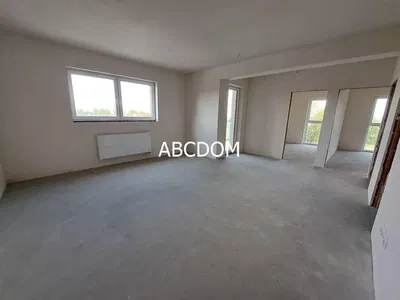 Wohnzimmer; holzboden, tageslicht, moderner stil, hohe decken