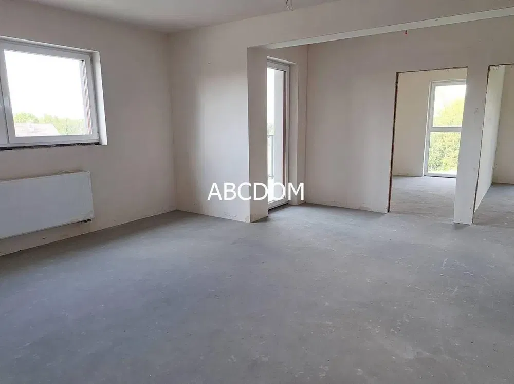 Wohnzimmer; holzboden, tageslicht, moderner stil, hohe decken