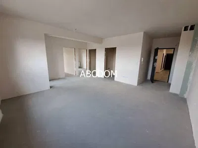 Wohnzimmer; holzboden, tageslicht, moderner stil, hohe decken