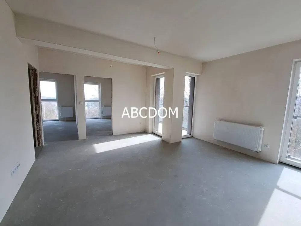 Salon; parquet, lumière naturelle, style moderne, hauteur sous plafond