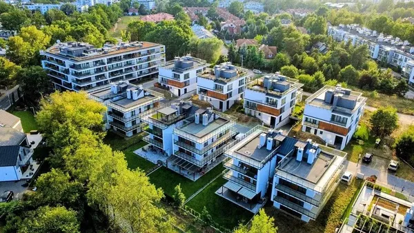 Kuhinja; kuhinjski aparati, drveni pod, prirodno svjetlo, moderni stil, renoviran