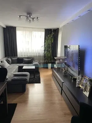 Woonkamer; houten vloer, natuurlijk licht, moderne stijl, hoge plafonds