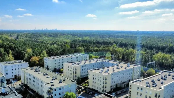 Wohnzimmer; holzboden, tageslicht, moderner stil, hohe decken