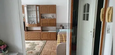 Woonkamer; houten vloer, natuurlijk licht, moderne stijl, hoge plafonds