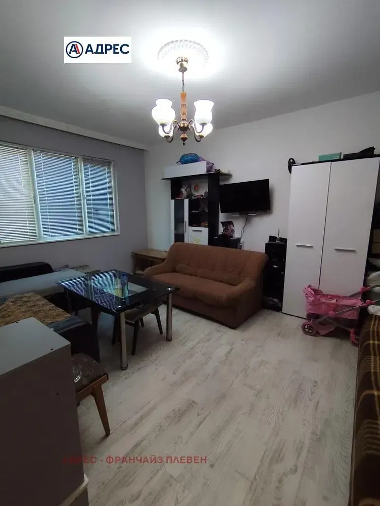 Wohnzimmer; holzboden, tageslicht, moderner stil, hohe decken