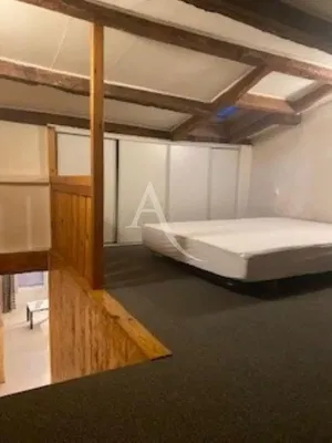 Σαλόνι; ξύλινο πάτωμα, φυσικό φως, μοντέρνο στυλ, ψηλά ταβάνια