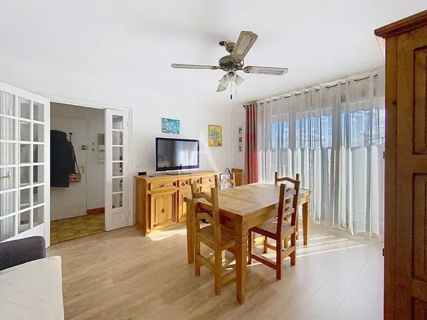 Κουζίνα; συσκευές κουζίνας, ξύλινο πάτωμα, φυσικό φως, μοντέρνο στυλ, ανακαινισμένο