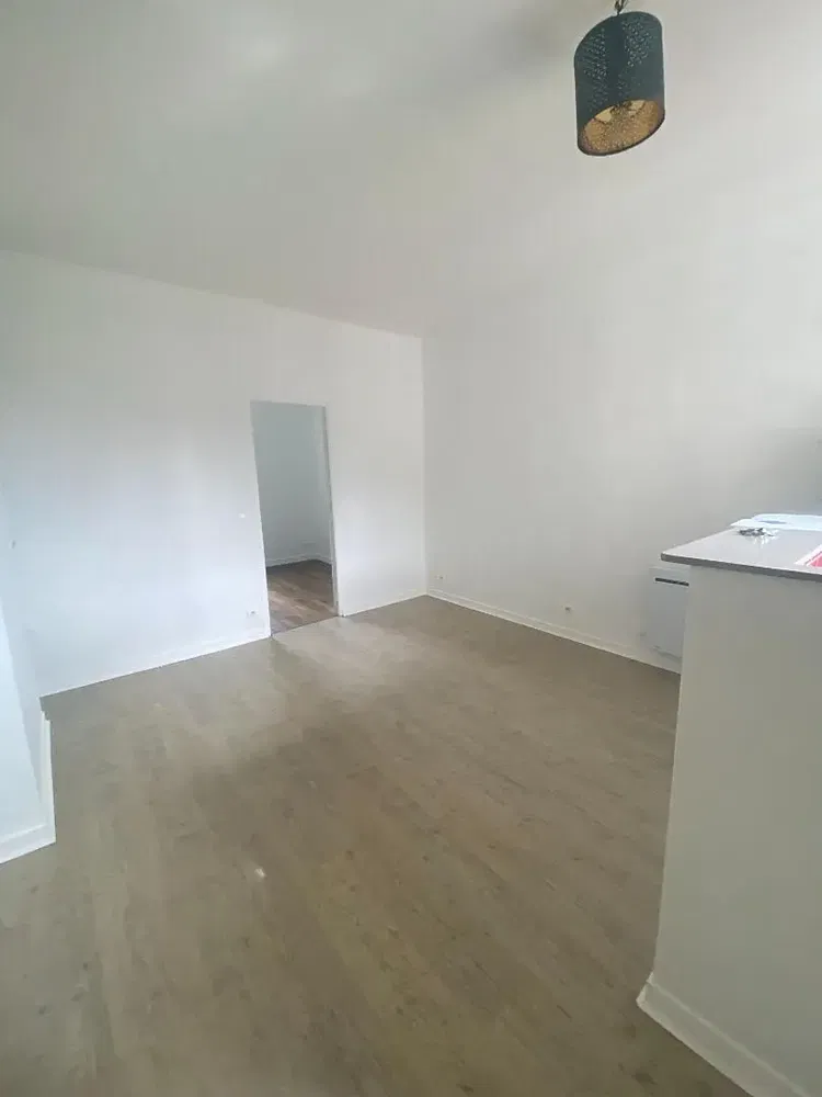 Σαλόνι; ξύλινο πάτωμα, φυσικό φως, μοντέρνο στυλ, ψηλά ταβάνια