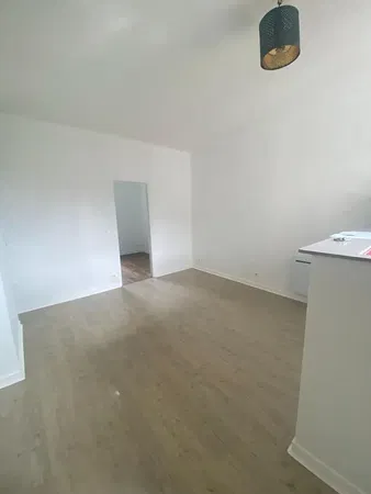 Σαλόνι; ξύλινο πάτωμα, φυσικό φως, μοντέρνο στυλ, ψηλά ταβάνια