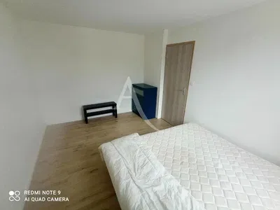 Salon; parquet, lumière naturelle, style moderne, hauteur sous plafond