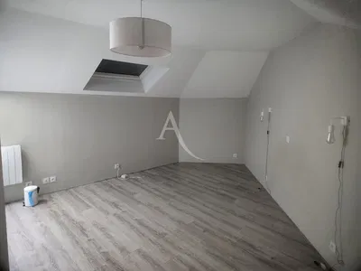 Salon; podłoga drewniana, światło dzienne, styl nowoczesny, wysokie sufity