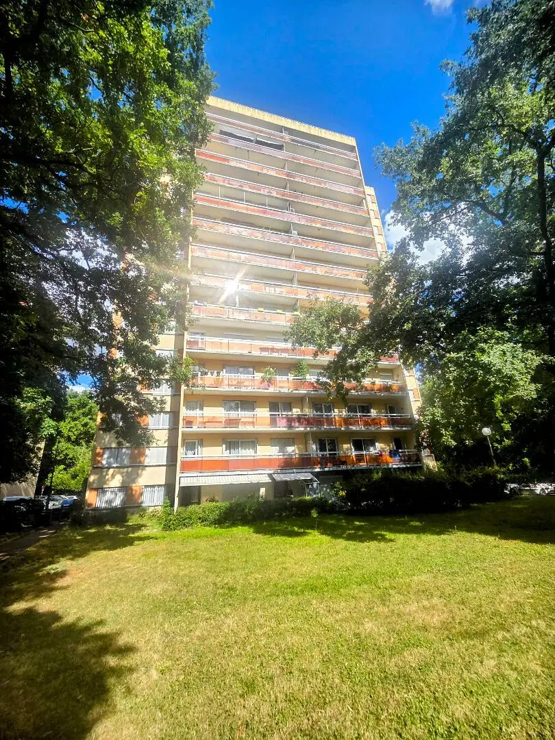 Σαλόνι; ξύλινο πάτωμα, φυσικό φως, μοντέρνο στυλ, ψηλά ταβάνια