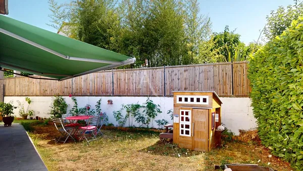 Дневна соба; дрвени под, природно светло, модерни стил, високи плафони