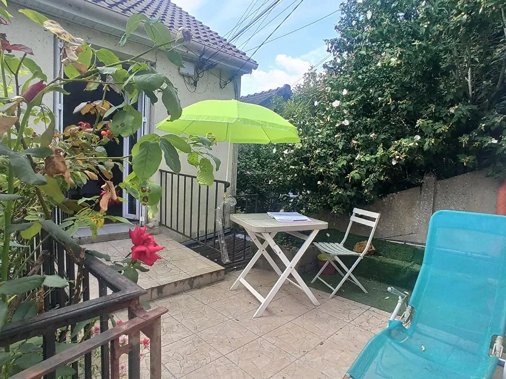 Σαλόνι; ξύλινο πάτωμα, φυσικό φως, μοντέρνο στυλ, ψηλά ταβάνια