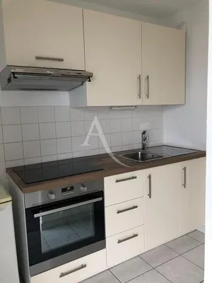 Wohnzimmer; holzboden, tageslicht, moderner stil, hohe decken