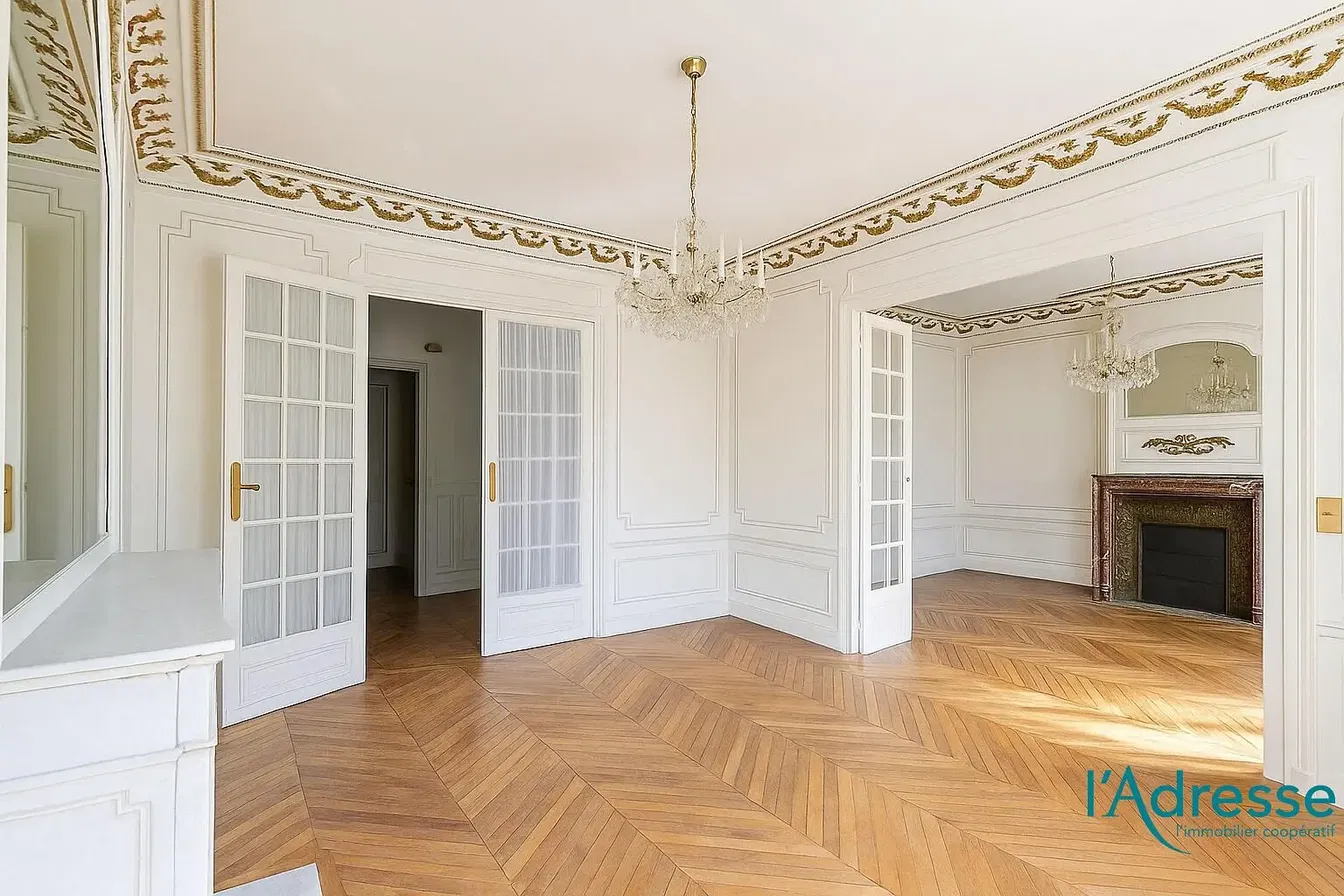Wohnzimmer; holzboden, tageslicht, moderner stil, hohe decken