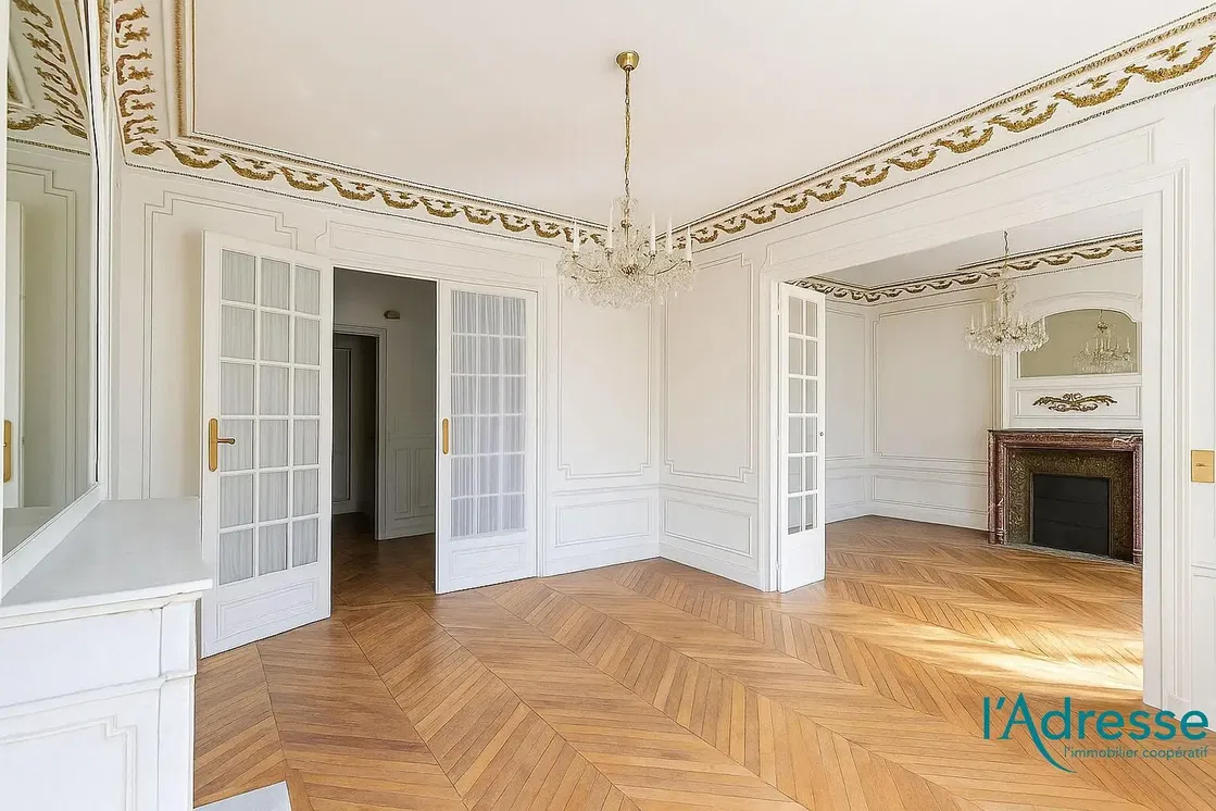 Wohnzimmer; holzboden, tageslicht, moderner stil, hohe decken
