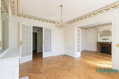Salon; parquet, lumière naturelle, style moderne, hauteur sous plafond