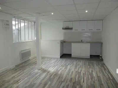 Σαλόνι; ξύλινο πάτωμα, φυσικό φως, μοντέρνο στυλ, ψηλά ταβάνια