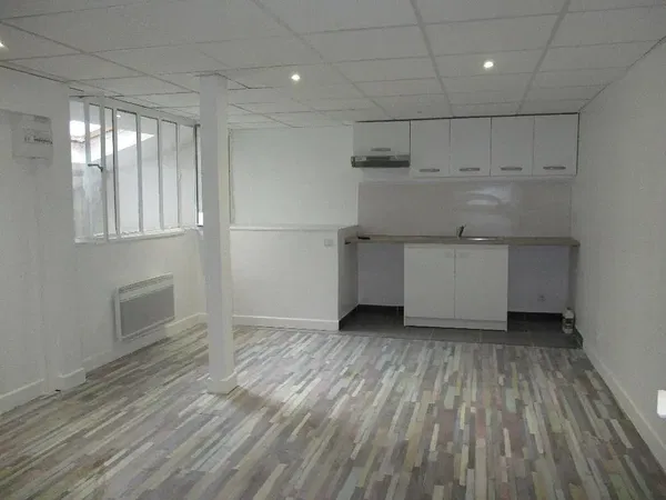 Σαλόνι; ξύλινο πάτωμα, φυσικό φως, μοντέρνο στυλ, ψηλά ταβάνια