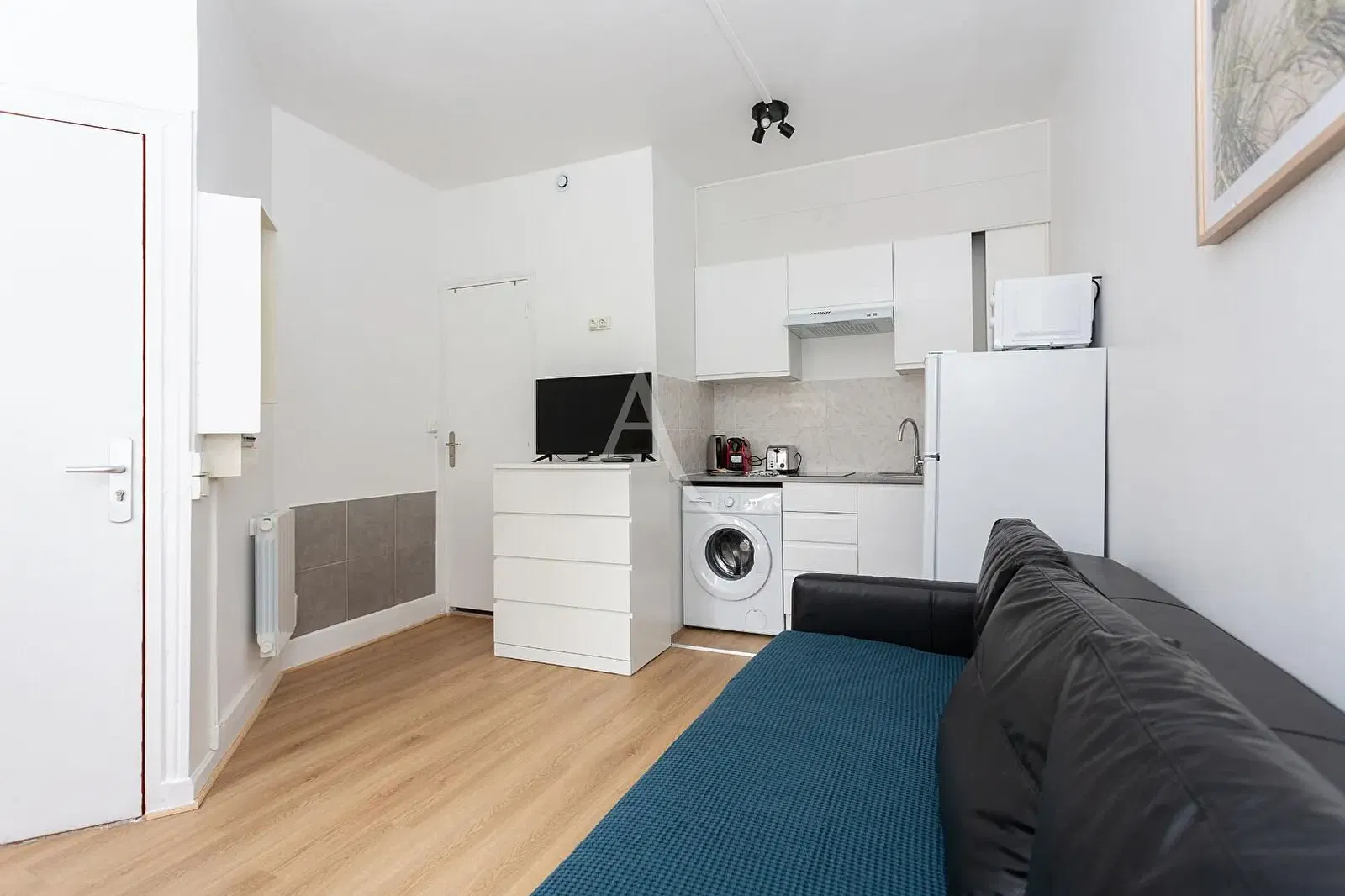 Keuken; keukenapparatuur, tegelvloer, natuurlijk licht, moderne stijl