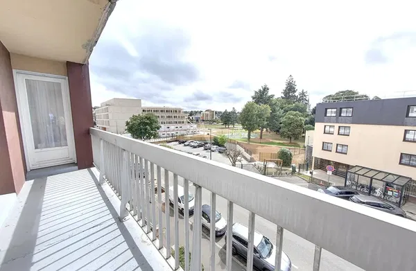 Obývačka; drevená podlaha, prirodzené svetlo, moderný štýl, vysoké stropy