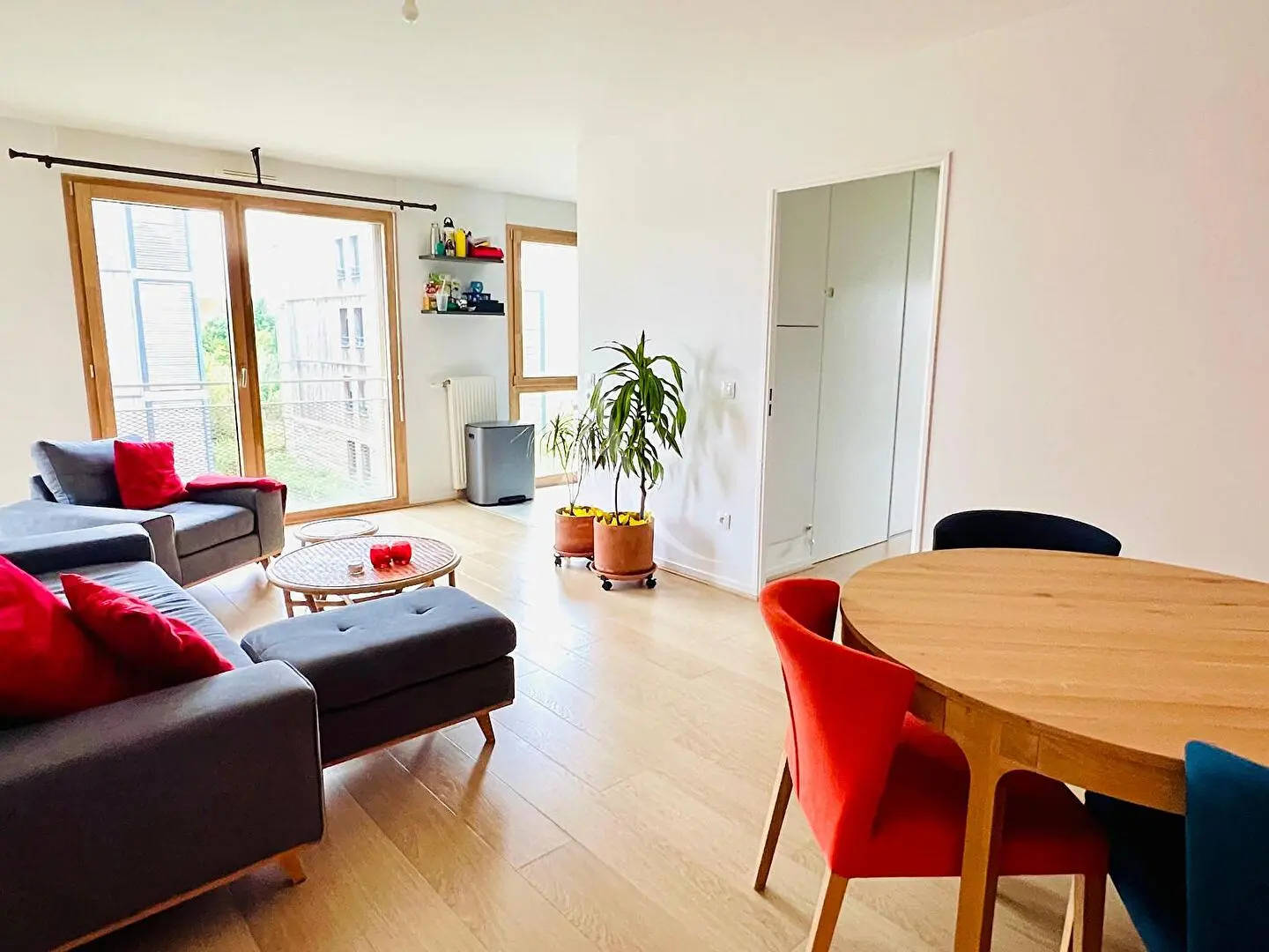 Wohnzimmer; holzboden, tageslicht, moderner stil, hohe decken