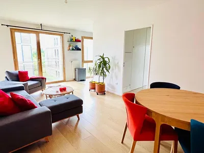 Wohnzimmer; holzboden, tageslicht, moderner stil, hohe decken